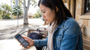 日本の銀行アプリが海外IPで開かない？オーストラリア滞在で困らない「VPN×eSIM（SIM）」の現実解